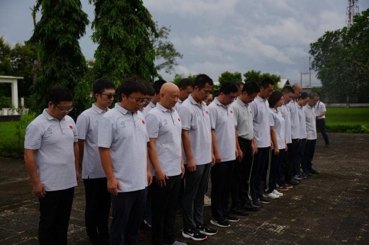 醫(yī)療隊(duì)隊(duì)員默哀。中國(guó)援桑醫(yī)療隊(duì)供圖