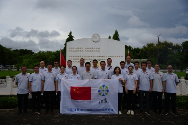 醫(yī)療隊(duì)合影。中國(guó)援桑醫(yī)療隊(duì)供圖