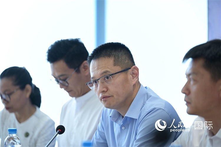 緬甸中國企業(yè)商會會長、工商銀行仰光分行行長劉銘介紹有關情況-人民網(wǎng)記者謝佳君攝