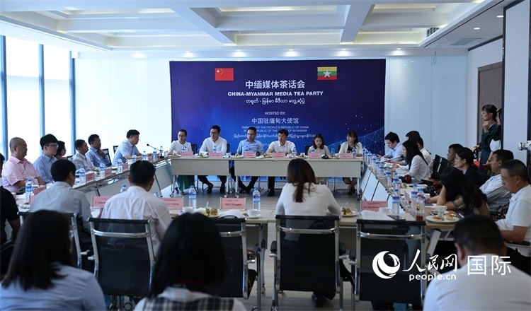 與會媒體和企業(yè)代表圍繞“新質生產(chǎn)力”等話題深入交流-人民網(wǎng)記者謝佳君攝