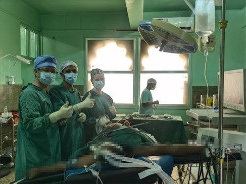 蔣國慶醫(yī)生（左）和當(dāng)?shù)蒯t(yī)生慶祝手術(shù)成功。中國援桑醫(yī)療隊(duì)供圖