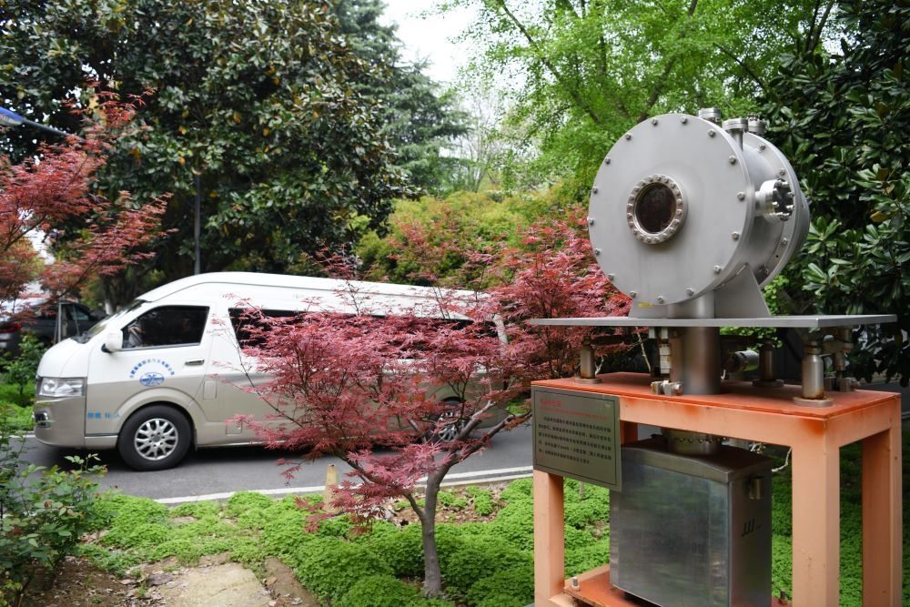 2024年4月6日，在位于安徽合肥的中國科學(xué)技術(shù)大學(xué)，自主研制的原位實(shí)驗(yàn)裝置準(zhǔn)備運(yùn)往上海光源開展實(shí)驗(yàn)。