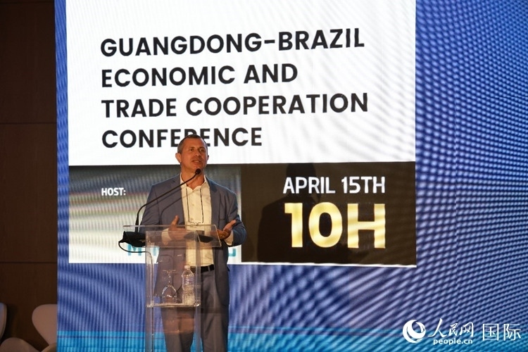 巴西里約州能源和海洋經(jīng)濟部國務(wù)秘書費利佩·佩肖托在推介會上致辭。人民網(wǎng)記者 陳海琪攝