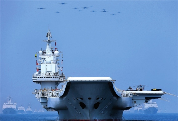 制空作戰(zhàn)梯隊(duì)飛越航母編隊(duì)上空（2018年攝）。 張雷攝