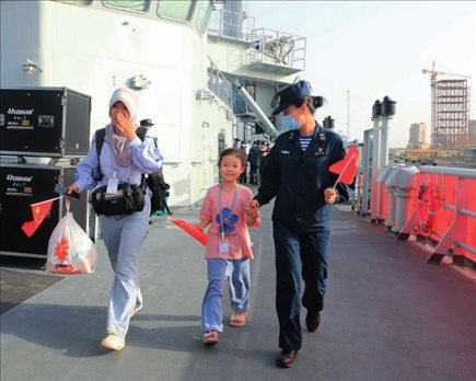 海軍軍艦赴蘇丹緊急撤離我在蘇丹人員。圖為海軍官兵帶領(lǐng)同胞登艦（2023年4月26日攝）。丁家興攝