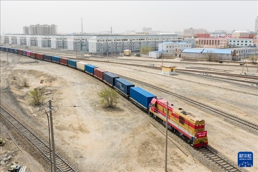 4月21日，中歐班列緩緩駛出二連浩特鐵路口岸（無人機照片）。 新華社發(fā)（張海峰攝）