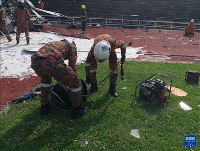 4月23日，救援人員在馬來西亞霹靂州的直升機墜毀現(xiàn)場救援。新華社發(fā)（馬來西亞消防拯救局供圖）