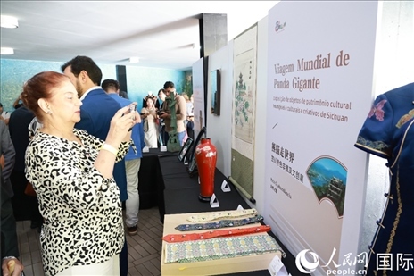 巴西民眾在活動現(xiàn)場在四川非遺前駐足觀看。人民網(wǎng)記者 陳海琪攝