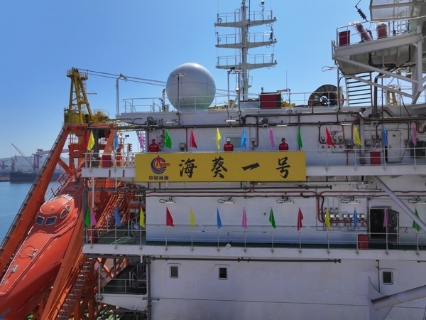 亞洲首艘圓筒型FPSO“?？惶枴苯ㄔ焱旯?。韓慶攝