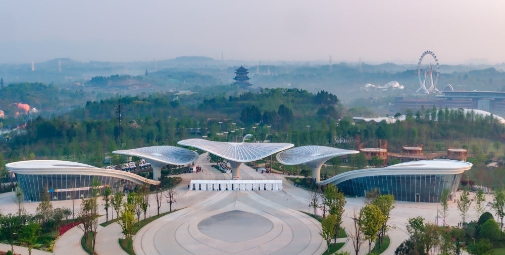 這是成都世園會主會場入口（無人機(jī)照片，2024年4月14日攝）。新華社記者 江宏景 攝
