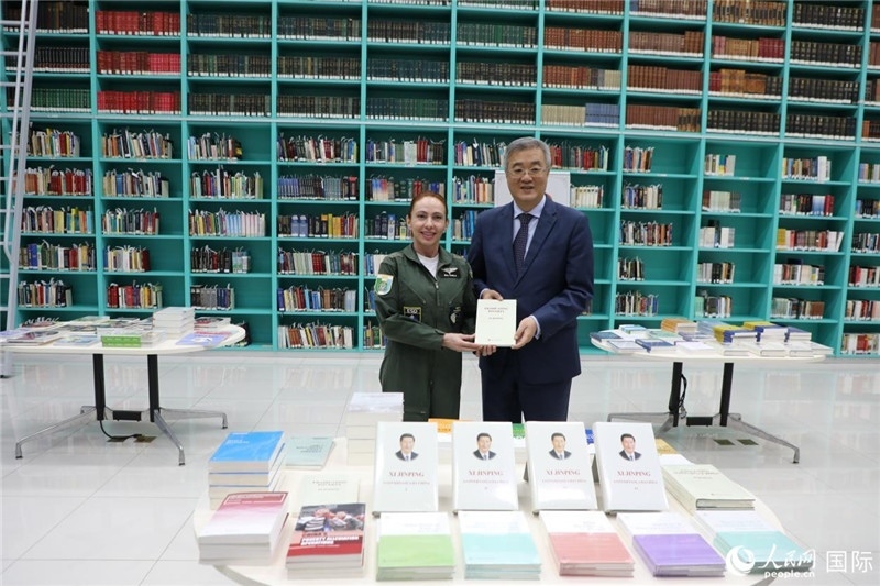 授課后，中國駐巴西大使祝青橋向巴西高等防務學院圖書館捐贈了150本書籍。圖為祝青橋和巴西高等防務學院院長卡拉·利里奧·馬丁斯在圖書捐贈儀式上。 人民網(wǎng)記者 陳一鳴攝