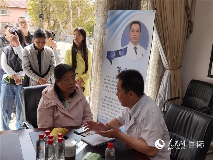 中醫(yī)專家為當(dāng)?shù)厝A僑華人提供中醫(yī)咨詢和診療服務(wù)。 （本報記者 楊謳 攝）