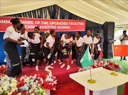 師生們載歌載舞。駐尼日利亞使館供圖