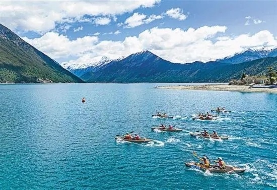 2024年4月20日，2024年巴松措國際漂流公開賽的選手在比賽中。 新華社記者 孫非攝