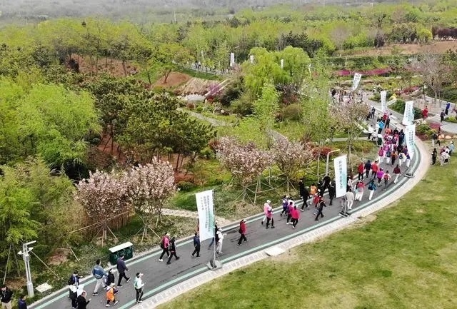 4月27日，登山愛好者在浮山森林公園參加登山健身活動（無人機(jī)照片）。新華社記者 李紫恒攝