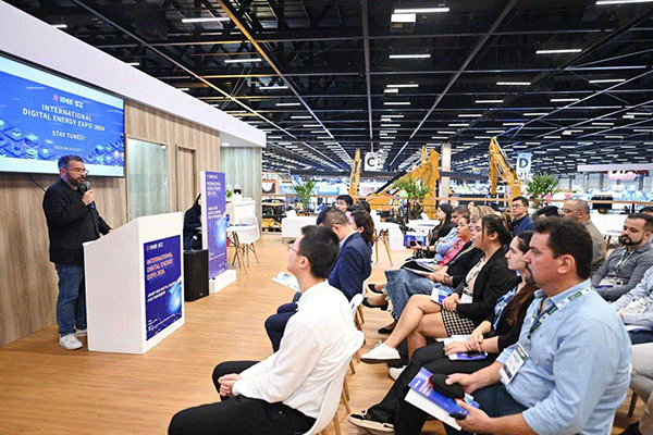 當(dāng)?shù)貢r(shí)間4月26日，深圳市發(fā)展和改革委員會(huì)在巴西圣保羅國(guó)際工程機(jī)械及礦山機(jī)械展上舉行專(zhuān)題推介會(huì)，介紹將于今年下半年在深圳市舉辦的2024國(guó)際數(shù)字能源展。 2024國(guó)際數(shù)字能源展組委會(huì)供圖