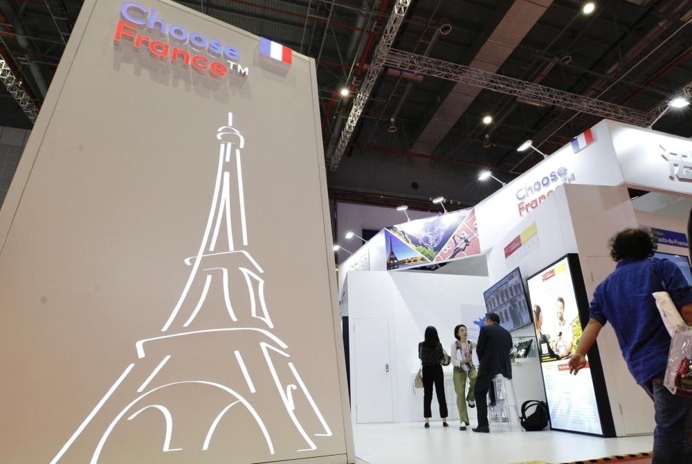 2019年11月5日，第二屆中國國際進(jìn)口博覽會在上海國家會展中心開幕。這是參觀者走過法國國家館。新華社記者 張玉薇 攝