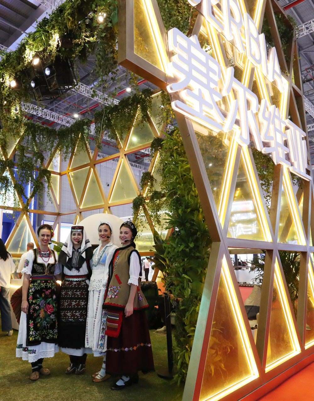 2023年11月6日，身著傳統(tǒng)服飾的演職人員在上海進(jìn)博會國家展塞爾維亞展臺迎接參觀者。第六屆進(jìn)博會國家展全面恢復(fù)線下舉辦，洪都拉斯、塞爾維亞、越南、南非、哈薩克斯坦作為本屆進(jìn)博會主賓國在國家展亮相。新華社記者 方喆 攝