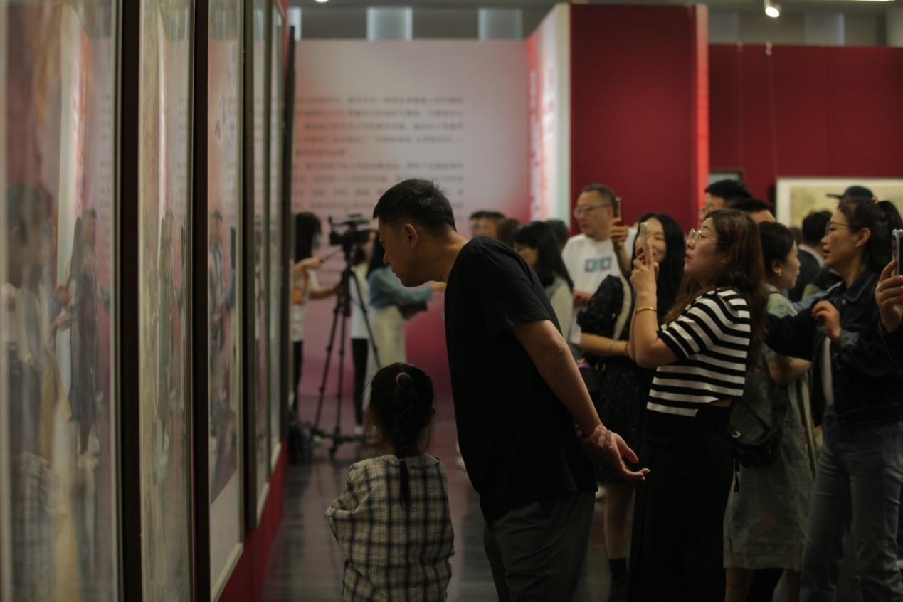 嘉賓及教研員、教師代表參觀展覽。主辦方供圖