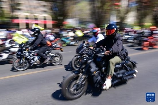 這是4月30日在新疆烏魯木齊市舉行的巡游活動上拍攝的摩托機車方陣。