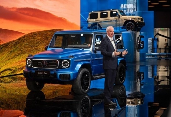 4月25日，在北京中國國際展覽中心順義館舉行的2024北京車展上，梅賽德斯—奔馳集團股份公司董事會成員唐仕凱介紹梅賽德斯—奔馳純電G級越野車。新華社記者 才揚 攝