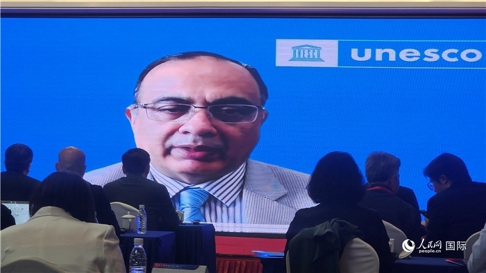 聯(lián)合國(guó)教科文組織駐華代表處代表夏澤翰通過(guò)視頻致辭。人民網(wǎng)記者 萬(wàn)宇攝