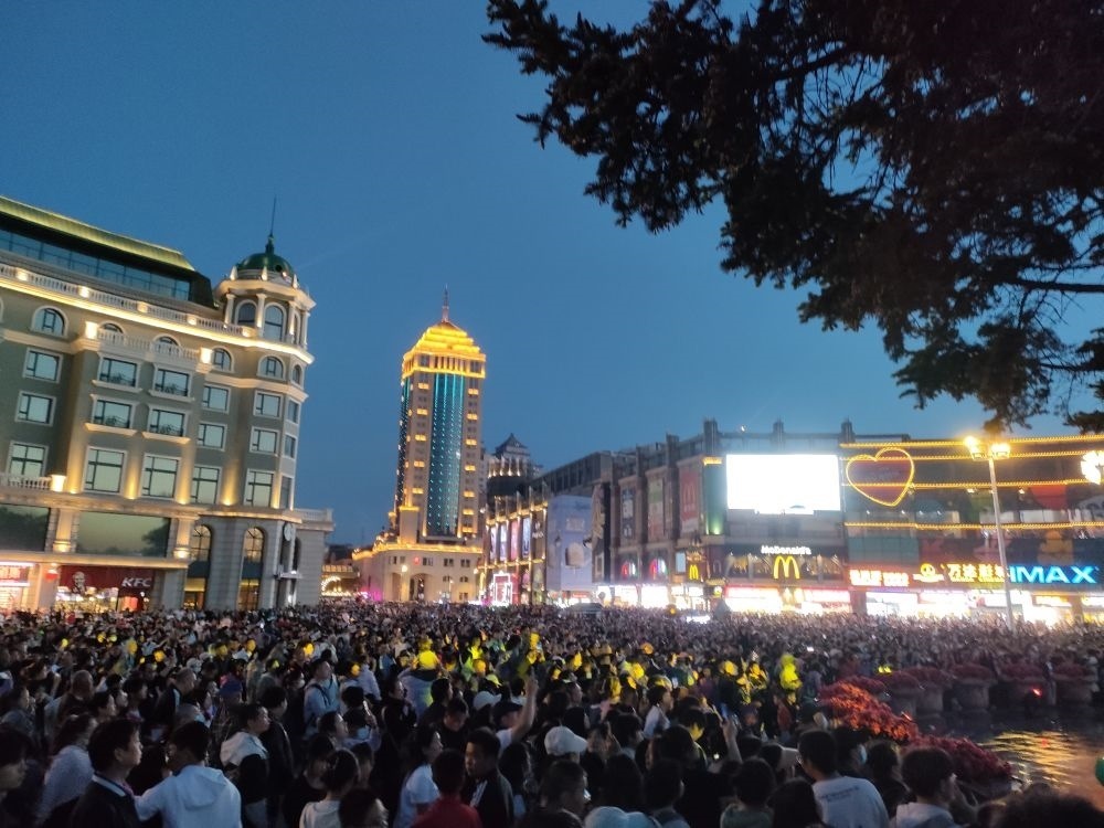 “五一”假期，哈爾濱松花江畔游人如織（2024年5月2日攝）。新華社記者 朱悅 攝