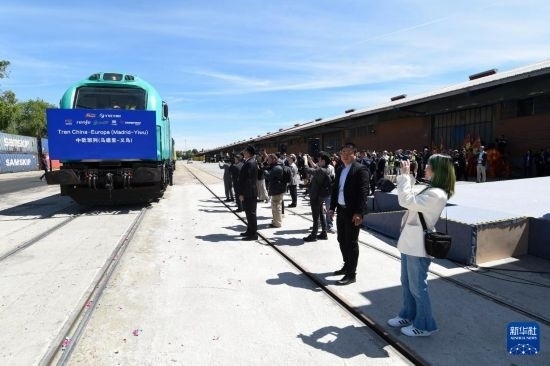 5月8日，在西班牙馬德里，嘉賓們參加中歐班列（義烏—馬德里）開行十周年紀(jì)念號(hào)班列發(fā)車儀式。新華社發(fā)（古斯塔沃·巴連特?cái)z）