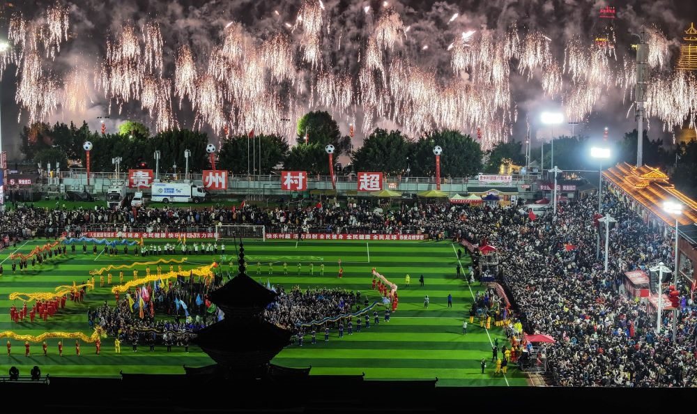 在貴州省榕江縣舉行的2024全國“村晚”示范展示活動暨貴州“村超村晚”活動中，音樂煙花秀精彩上演（2024年2月3日攝，無人機照片）。新華社記者 劉續(xù) 攝