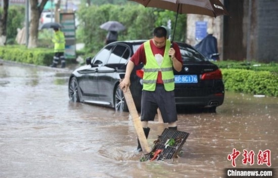5月10日，廣西沿海遭遇強降雨。圖為欽州市城區(qū)多處積澇。陸敏 攝