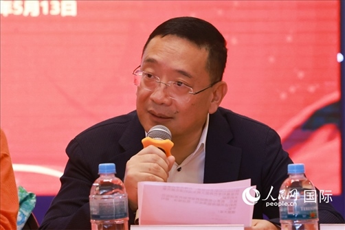 巴西文協(xié)主席上官建峰在座談會上致辭。人民網(wǎng)記者 陳海琪攝