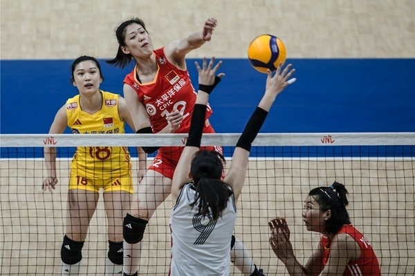 李盈瑩(上)扣球。圖片來源:國際排聯(lián)