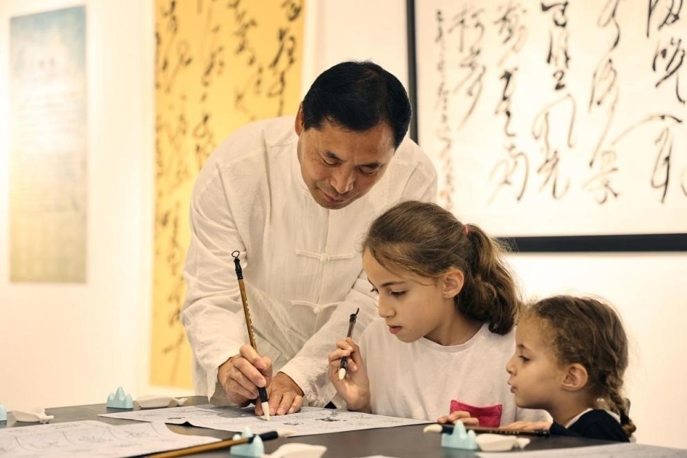 中國(guó)書法老師帶領(lǐng)現(xiàn)場(chǎng)觀眾體驗(yàn)書法。拉巴特中國(guó)文化中心供圖