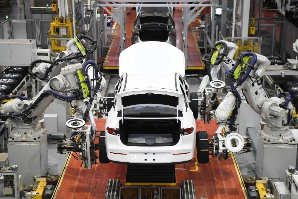 這是2024年4月24日拍攝的廣州廣汽埃安新能源汽車的全自動化輪胎安裝工作站。新華社記者 鄧華 攝