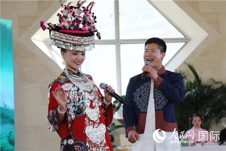 2、來自湖北的歌唱家演唱民族歌曲。 人民網(wǎng)記者 李志偉攝