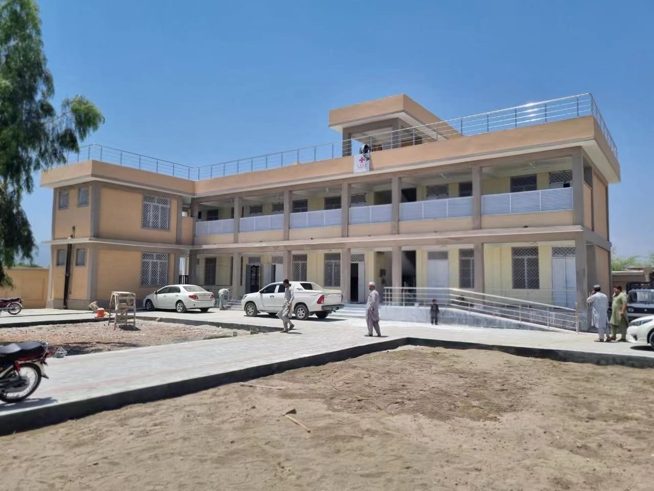 修建完成的新校舍。中鐵十七局集團供圖