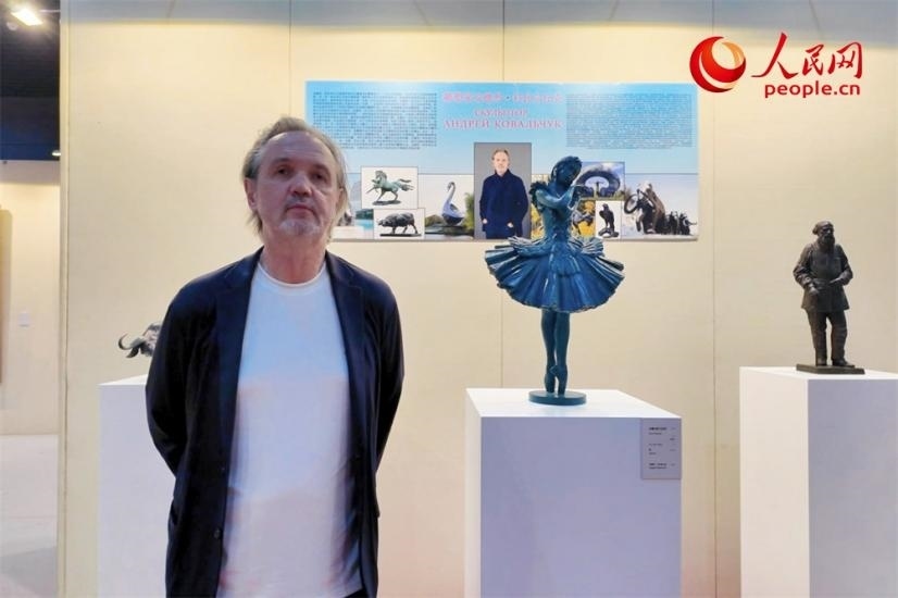 俄羅斯人民藝術(shù)家、俄羅斯美協(xié)主席安德烈·科瓦爾丘克正在接受人民網(wǎng)的采訪。人民網(wǎng)記者 劉微攝