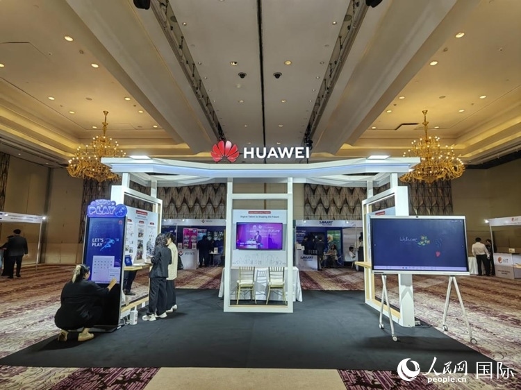 峰會現(xiàn)場，由泰國政府、中泰高校和客戶伙伴搭建的人才雙選會和伙伴展臺開放。人民網(wǎng)記者 楊一攝