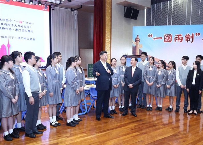 2019年12月19日，習(xí)近平總書記來到澳門濠江中學(xué)附屬英才學(xué)校，和師生親切交流。