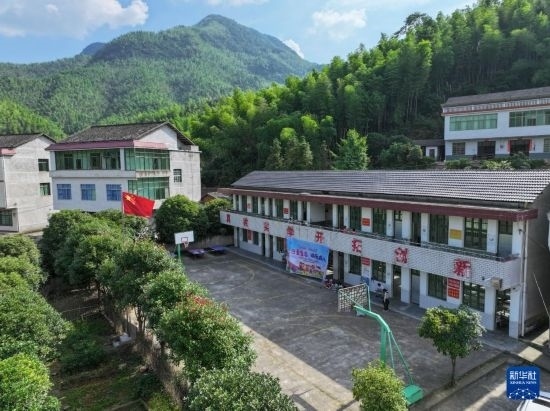 這是5月28日拍攝的湖南省衡陽(yáng)市衡陽(yáng)縣岣嶁鄉(xiāng)妙溪小學(xué)（無(wú)人機(jī)照片）。