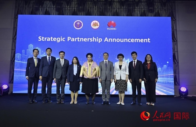 數(shù)字人才峰會現(xiàn)場。左五為泰國高等教育、科學(xué)、研究和創(chuàng)新部長素巴瑪·伊沙拉帕迪，右三中國駐泰國大使館教育參贊許蘭，右四為華為泰國技術(shù)有限公司總經(jīng)理李雄偉。人民網(wǎng)記者 簡承淵攝