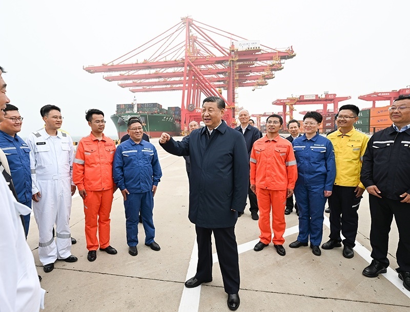 △2024年5月22日，習(xí)近平總書記在山東省日照港親切慰問港口科技工作者、運營人員、航運人員。