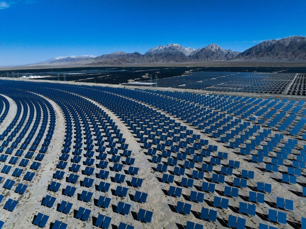 這是2024年4月23日在青海省海西蒙古族藏族自治州德令哈市光伏（光熱）產業(yè)園拍攝的光熱電站（無人機照片）。新華社記者 張龍 攝