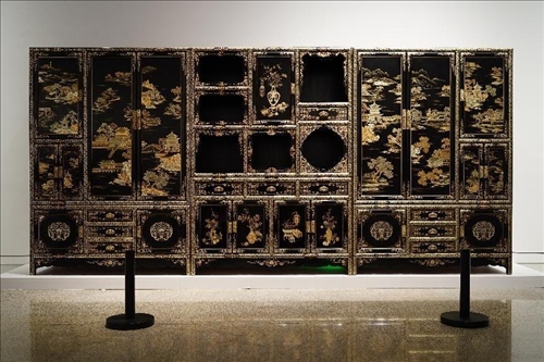 2023年7月9日，北京，中國(guó)工藝美術(shù)館·中國(guó)非物質(zhì)文化遺產(chǎn)館，“山西特色專業(yè)鎮(zhèn)·平遙非遺雙寶中華行”展覽展出的推光漆器作品。