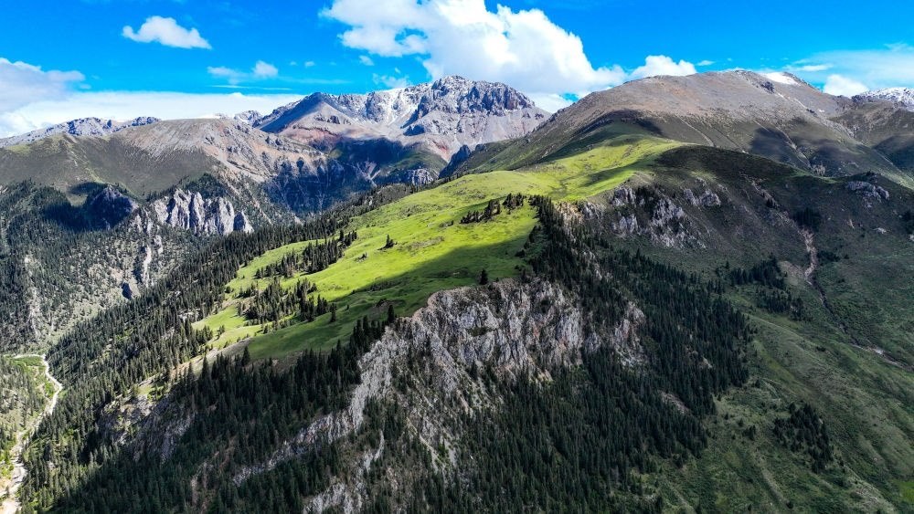 這是2023年6月18日在青海省玉樹藏族自治州囊謙縣拍攝的風光（無人機照片）。新華社記者 張龍 攝