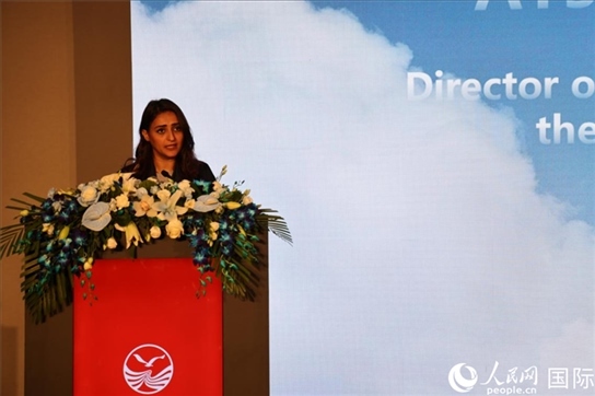 阿聯(lián)酋經(jīng)濟(jì)部旅游司司長艾莎·阿菲菲致辭。人民網(wǎng)記者張志文攝