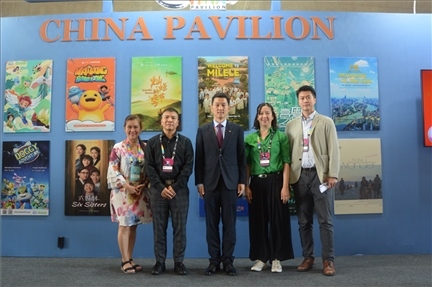 相關(guān)公司代表與中國駐里約熱內(nèi)盧總領(lǐng)館商務(wù)參贊敬艷輝在中國聯(lián)合展臺前合影。中廣國際公司供圖