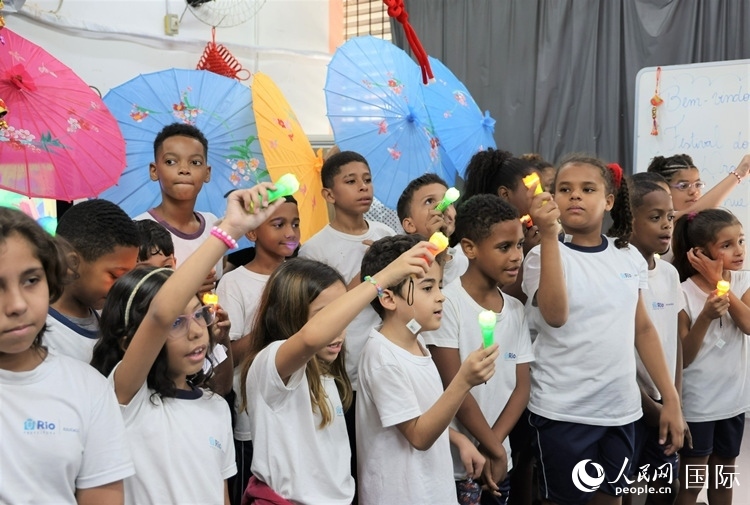 端午節(jié)活動在里約薩繆爾·韋納公立學(xué)校舉辦，該校師生合唱中文歌曲。 人民網(wǎng)記者 時元皓攝