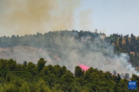 6月12日，以色列北部加利利地區(qū)遭受火箭彈襲擊后冒出滾滾濃煙。新華社發(fā)（阿亞爾·馬戈林?jǐn)z/基尼圖片社）
