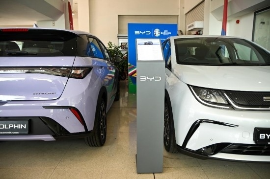 這是5月29日在馬耳他比爾基卡拉拍攝的展示廳里的比亞迪純電動(dòng)汽車。新華社發(fā)（喬納森·博格 攝）